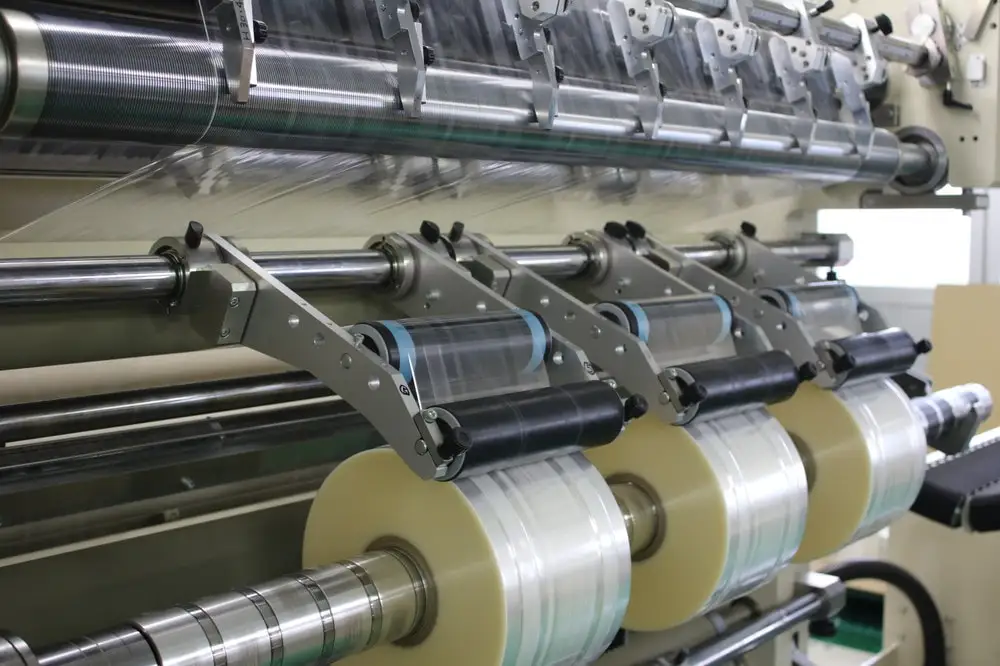 森製袋のスリッター加工機